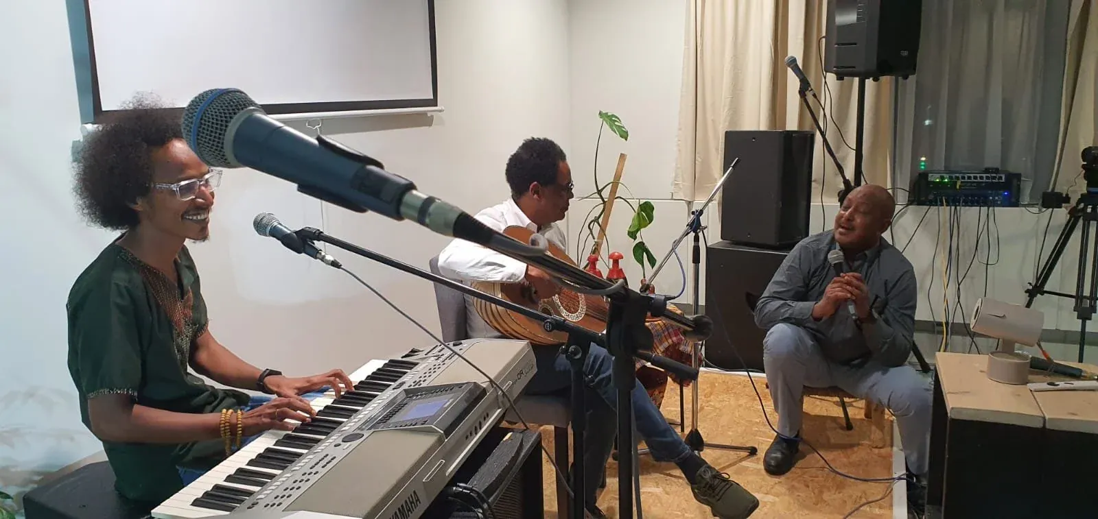 Live music at a Napata cultural evening, with keyboard and oud
