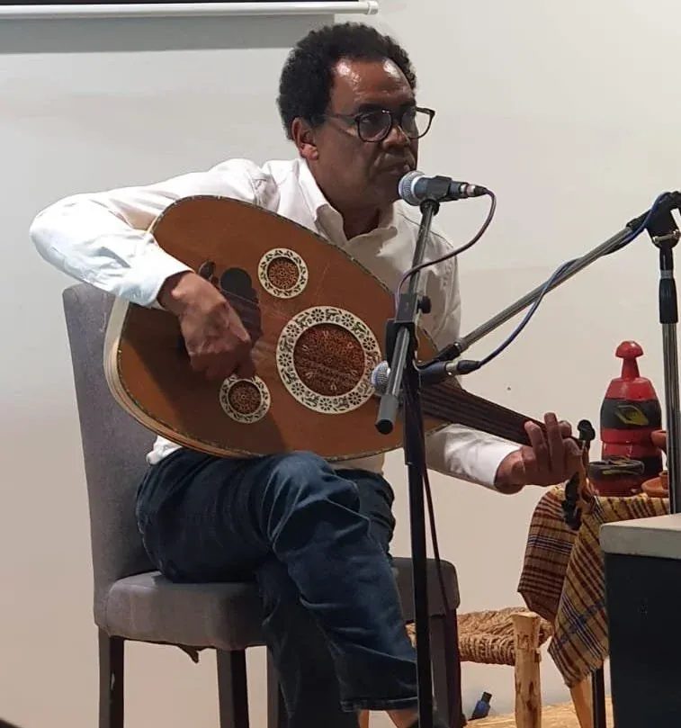 An oud player performing at Napata